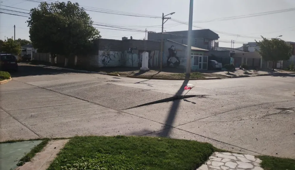  El desprendimiento de las planchas pone en jaque al tránsito. Foto gentileza.