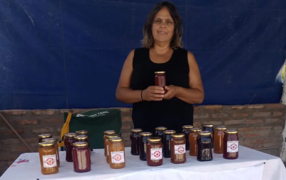 Marta Diaz junto con su producción en la Feria del Banquito Maragato. 