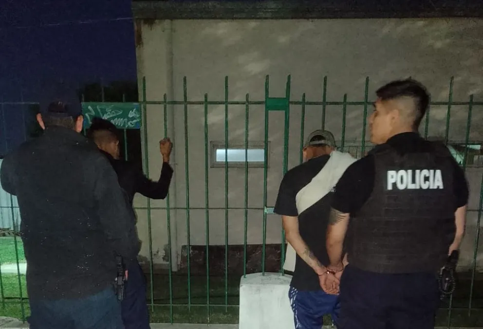 Al ser descubiertos, quedaron en las rejas del Hospital Zatti, frente a la escuela. Foto gentileza.