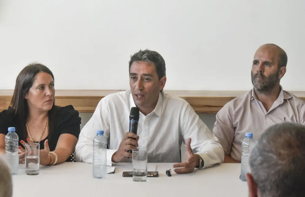 El intendente de Viedma, Marcos Castro, durante la presentación de la Fiesta del Río.