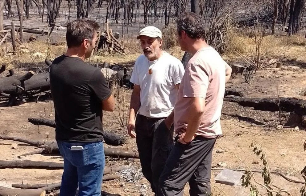 El Bolsón devastado por los incendios, pero los vecinos continúan firmes en sus predios. 