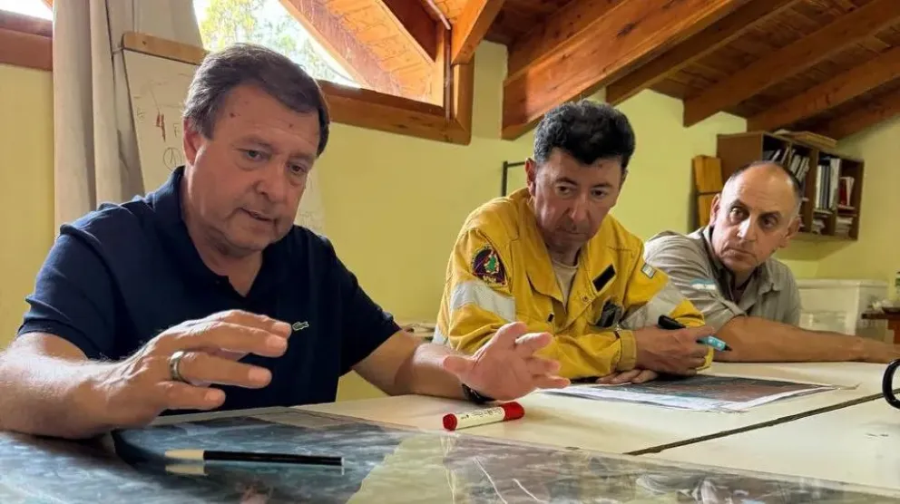 El gobernador de Río Negro desde la zona de incendios junto a miembros del Comité de Emergencia.