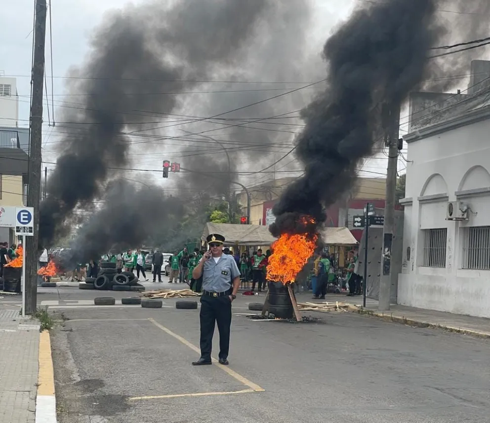 Bomberos tuvieron que limpiar la calle Garrone y 25 de Mayo ese día.