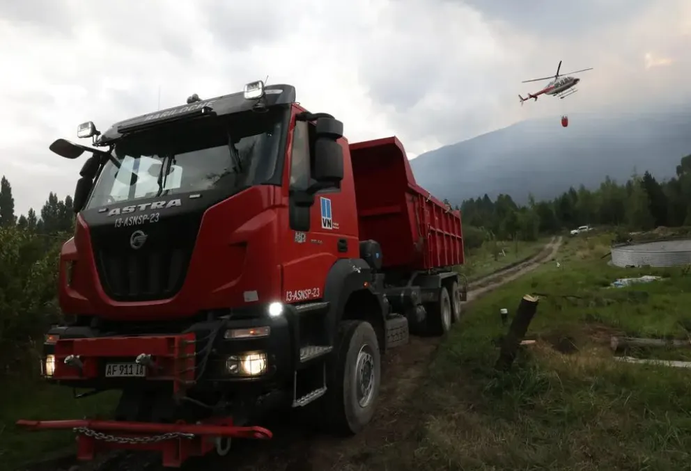 Hay bomberos de toda la provincia.