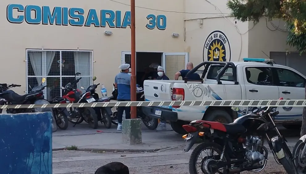 Los peritos trabajaron en el lugar donde cayó el cuerpo. 