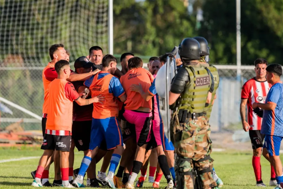 La violencia reinó en la final del regional Amateur. (Fotos Daniel Idiarte para NoticiasNet)