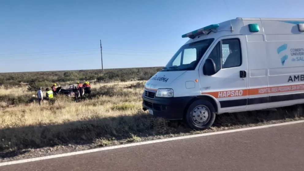 Vuelco en la Ruta Nacional N° 3, los equipos de rescate trabajan en el lugar.