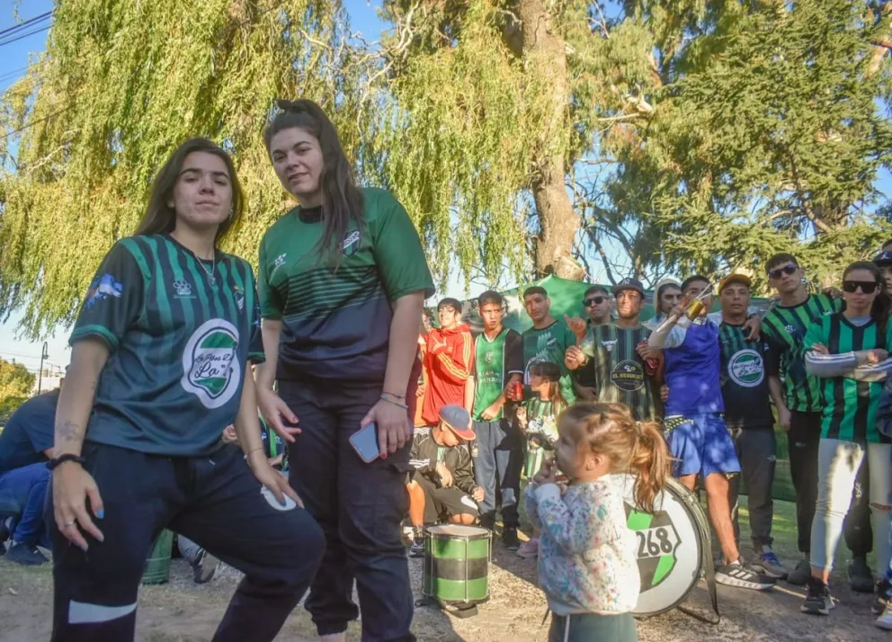La hinchada hizo un banderazo en memoria del joven fallecido. Fotos Vanesa Schwemmler para NoticiasNet.