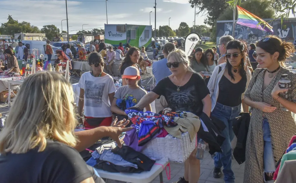 Con música, danza y feria de artesanos, Viedma demostró su solidaridad. (Fotos: Vanesa Schwemmler)