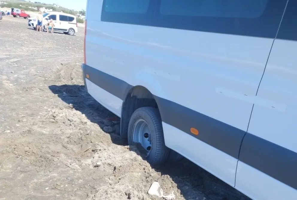 Esta vez rescató a un minibus que estaba encajado en la arena.