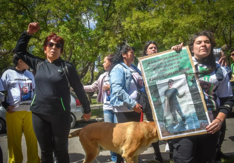 Familiares y amigos de Ramiro Dina piden justicia (Fotos: Vanesa Schwemmler)