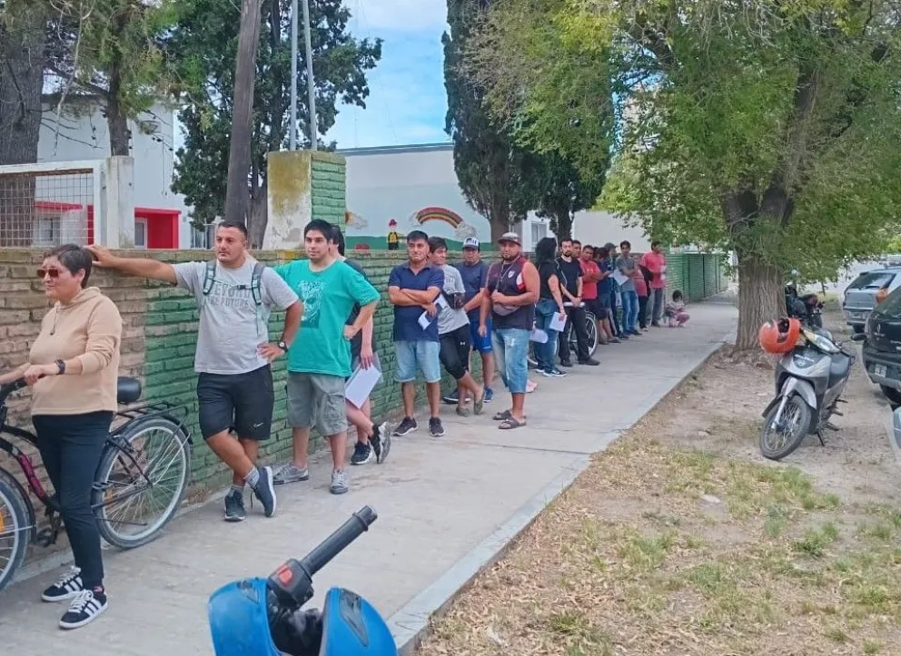 Como ocurre cada año, una larga fila de interesados se hizo presente. 