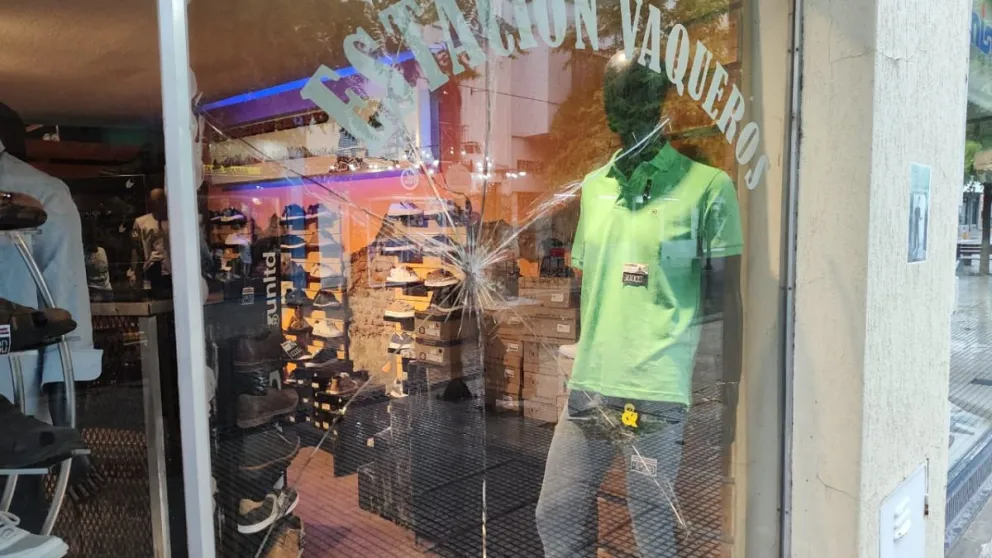 El dueño de una tienda de la calle Buenos Aires afectado por una pelea de menores. 