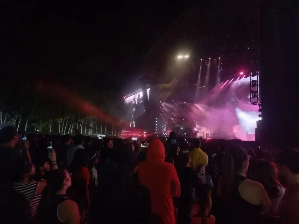 En la segunda noche de la FNM2025 se presentan Nicki Nicole, referente del trap y el R&B, y Luck Ra, con su mezcla de cuarteto y pop. Foto (Tania Domenicucci-ANR).
