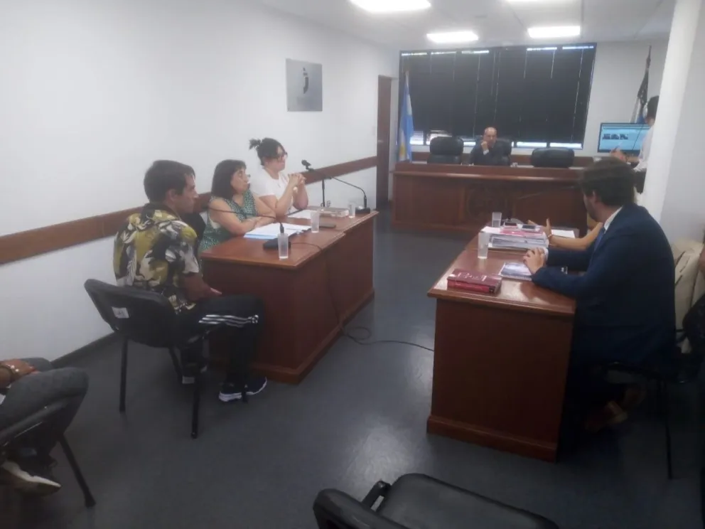 González Conrado (izq.) y sus defensoras, Carriqueo y Blanchet.