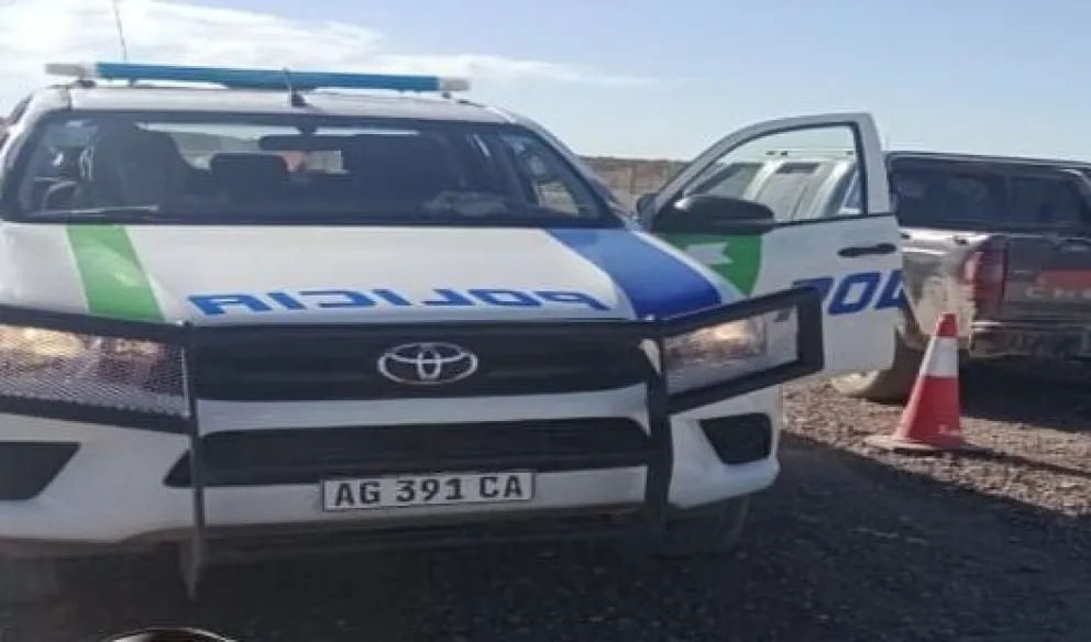 Patrullero junto a la S 10 que trasladaba el producto alimenticio.