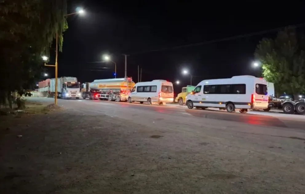 El estado de la ruta nacional 151: el gran peso de los camiones de la industria petrolera produce un verdadero desastre en la calzada. Foto: Daniela Luján (Cipo 360).

 