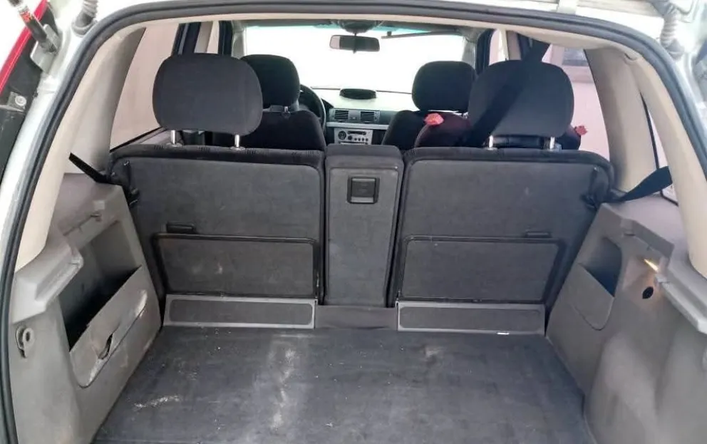 El auto en cuestión es una Meriva destartalada. Foto archivo.