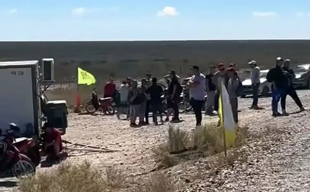 No hubo acuerdo y se mantiene la protesta en el ingreso al obrador en Chichinales (Foto gentileza).