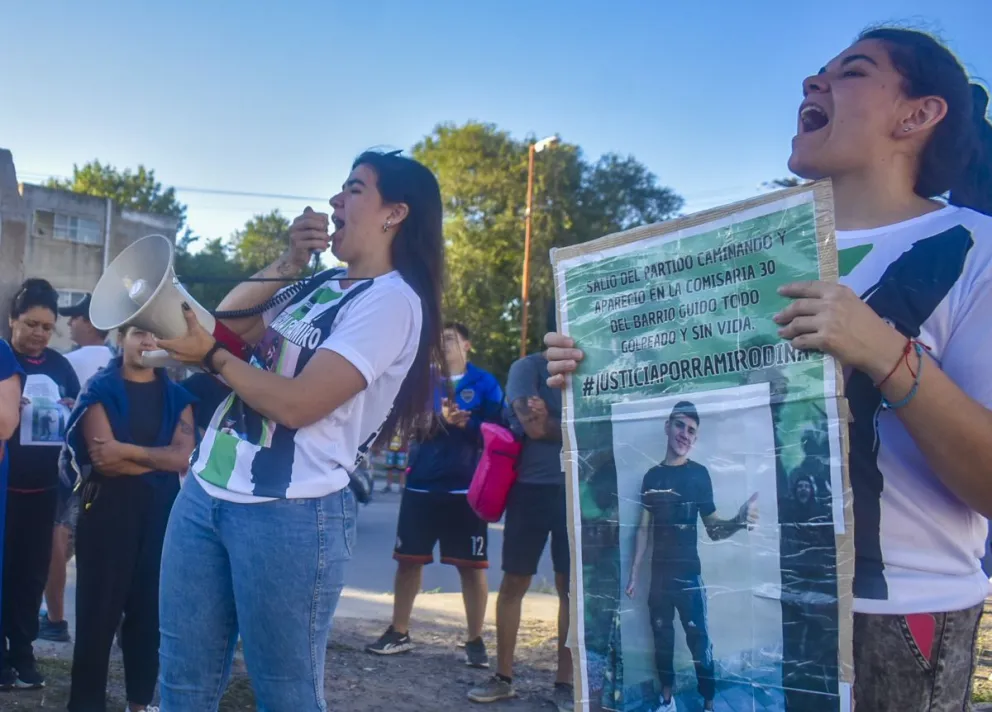 Las hermanas del joven fueron quienes encabezaron el reclamo. 