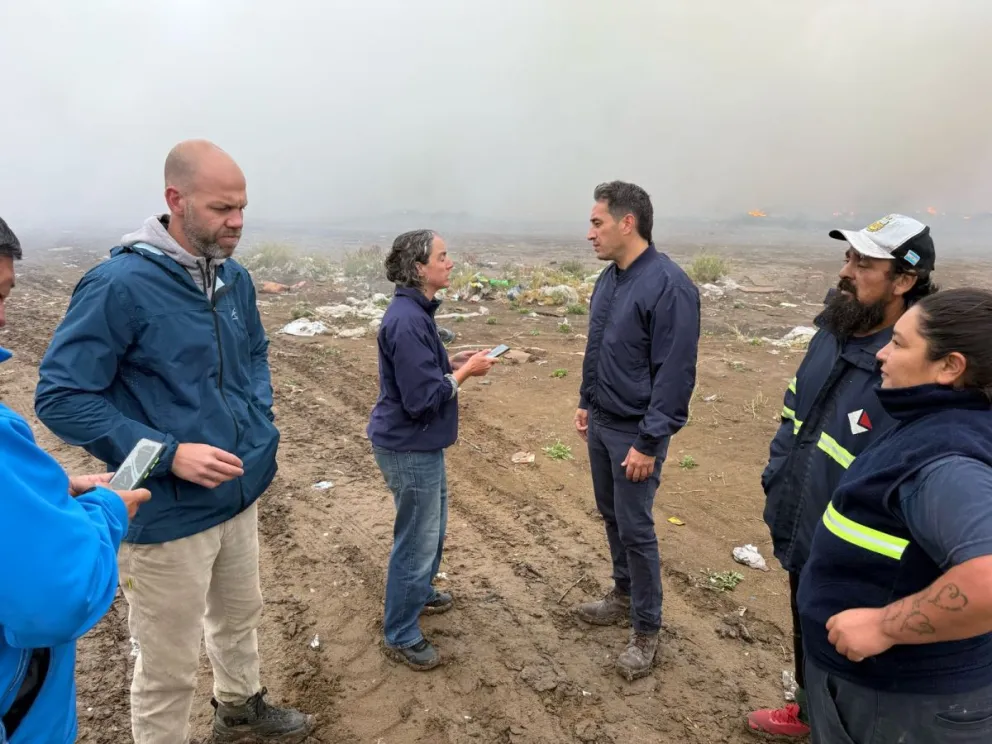 La Municipalidad, bomberos y COTRANVI trabajan en el GIRSU para controlar el fuego.