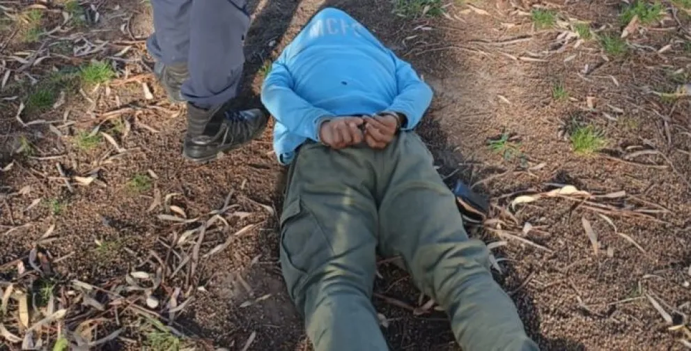 Detenido por robar una cartera del interior de un auto en Viedma. 