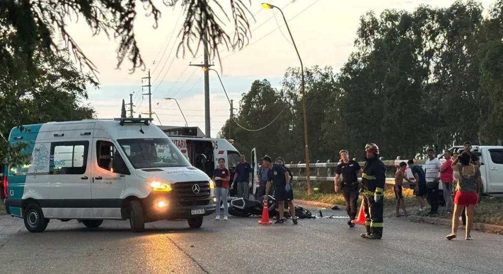 La moto quedó destruida (fotos Power FM).