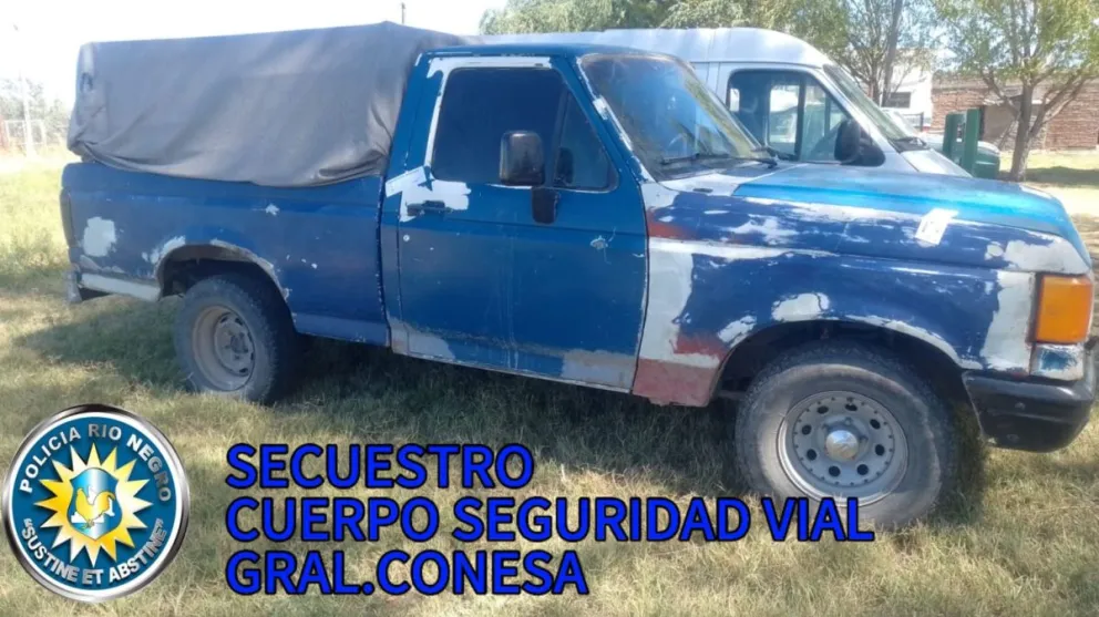 La Ford 100 que llevaba pasajeros en la caja.