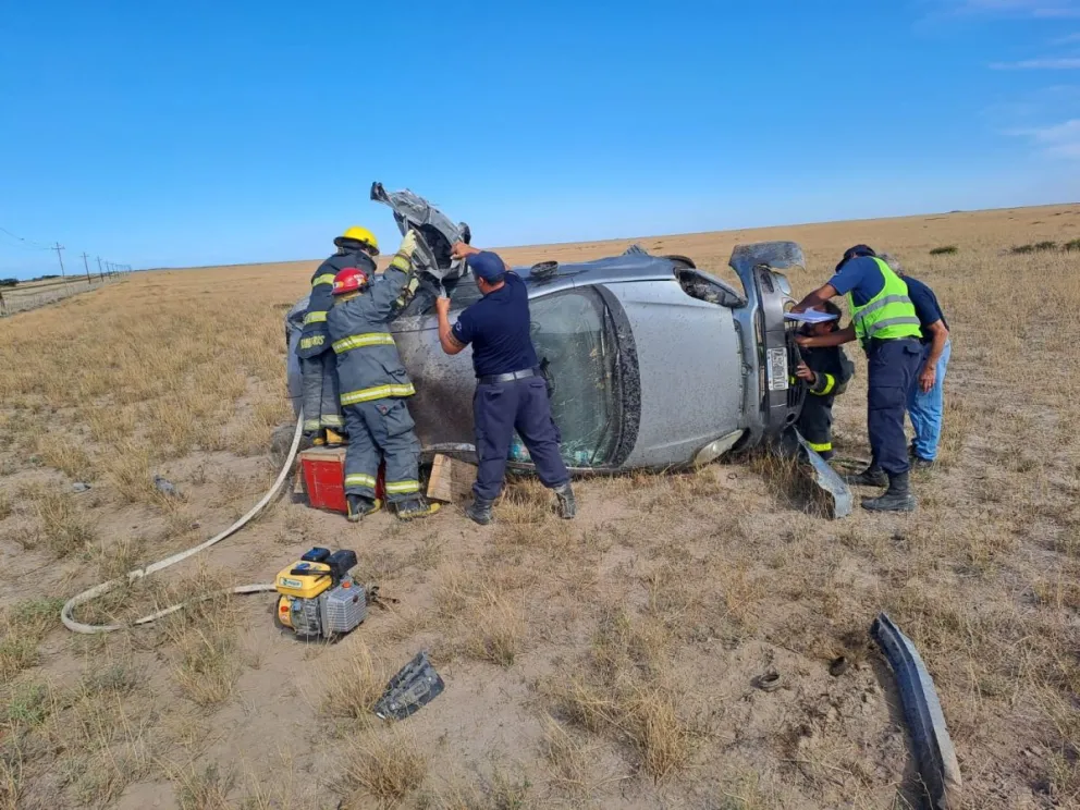 Por suerte el Fiat fue a parar al medio del campo y no hacia el acantilado. Foto gentileza.