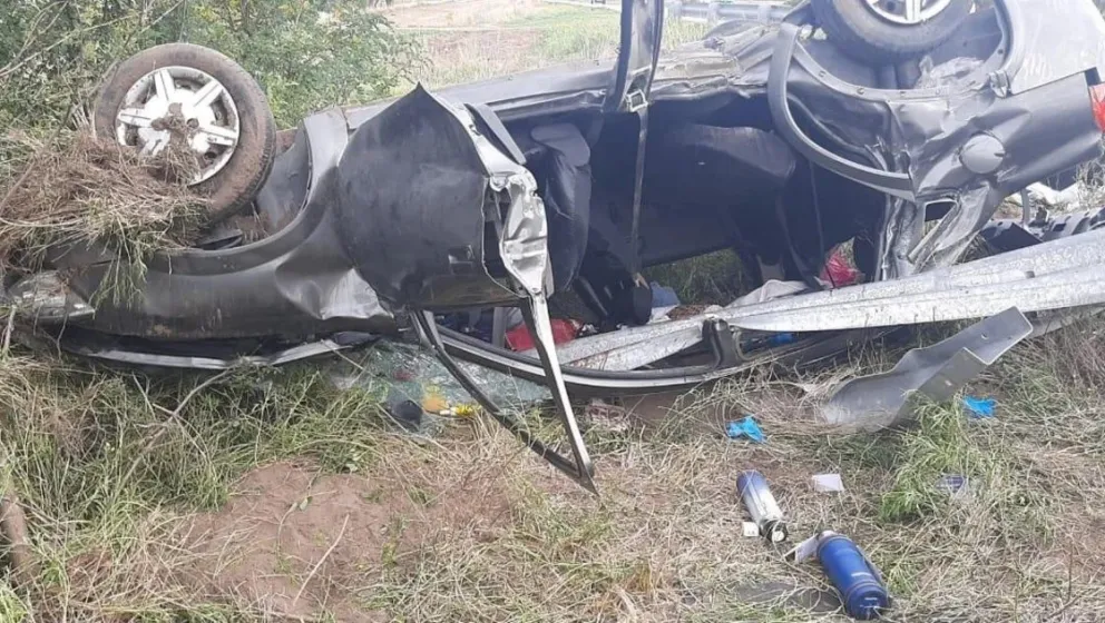 Vehículo destrozado en el que iban los tres viedmenses. Foto La Nueva.