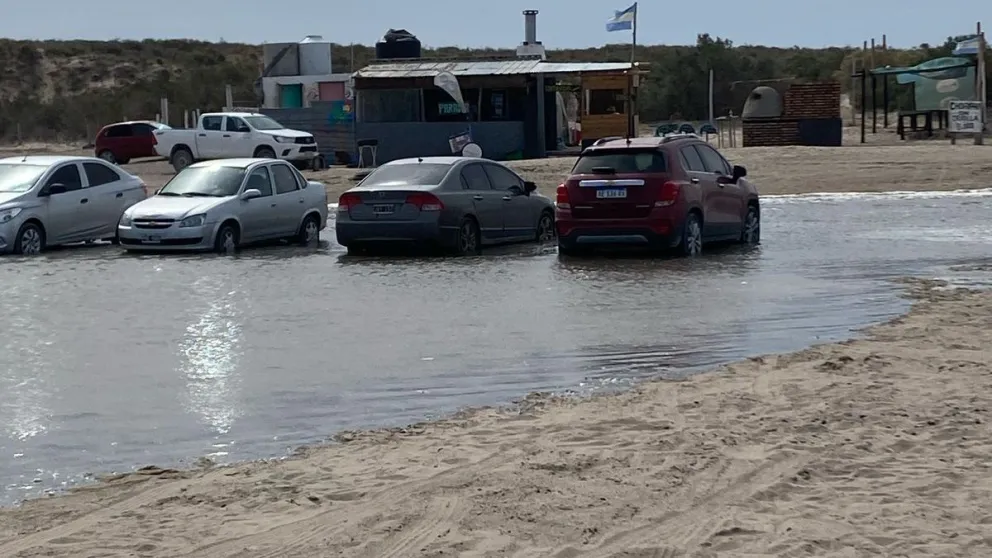 Varios autos quedaron rodeados con vestigios de salitre. Foto gentileza: Informativo Hoy.