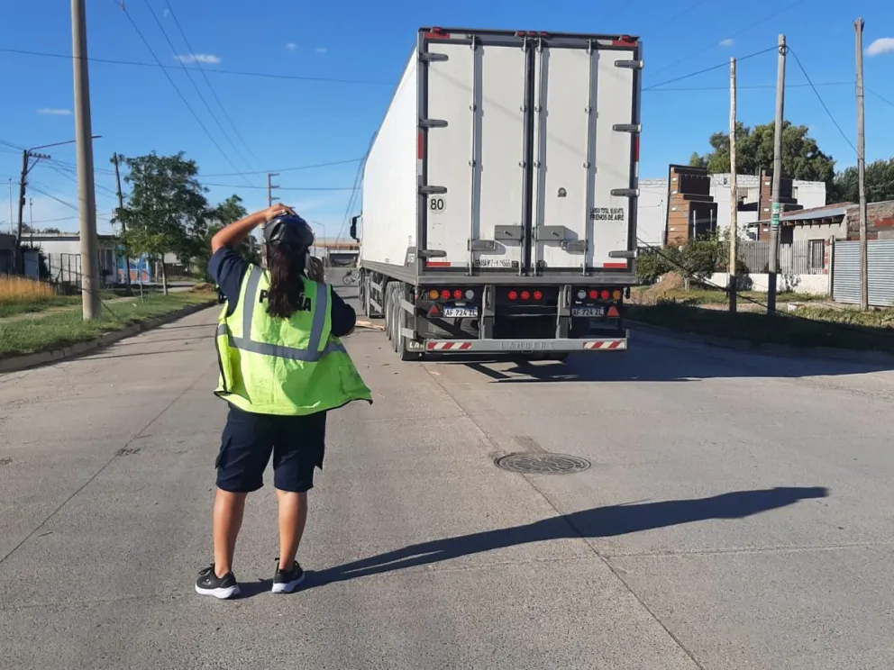 El percance con un camionero afectó a una decena de vecinos en Viedma. FOTOS NOTICIASNET. 