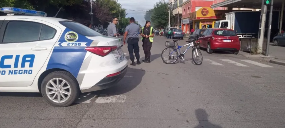 Ante el corte y caos en el centro tuvieron que intervenir efectivos de la comisaría 1º para ordenar el tránsito.