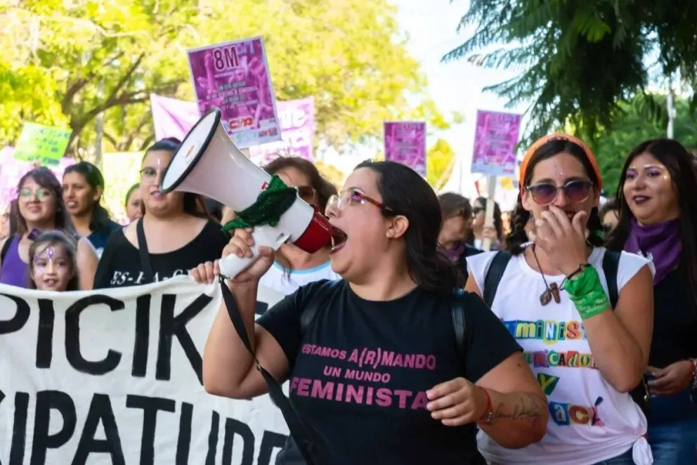Muy concurrida fue la marcha del "8M" en la capital rionegrina. 