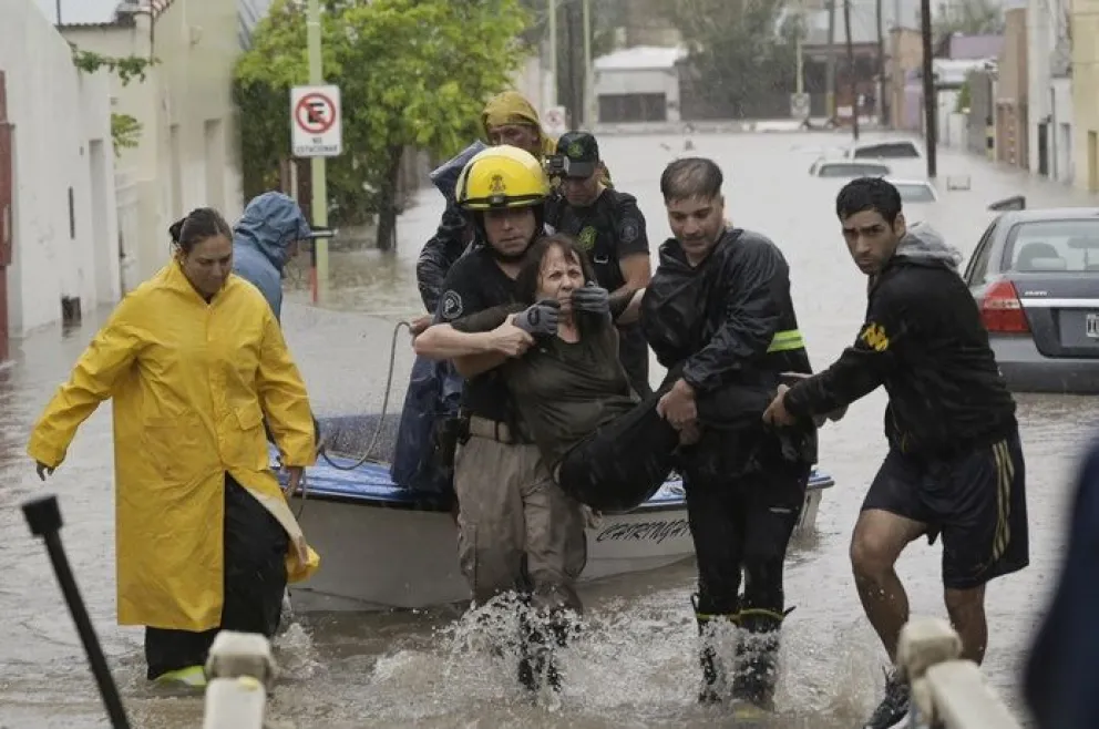 Desgarrador drama en Bahía Blanca por el temporal. Foto Agencia EFE. 