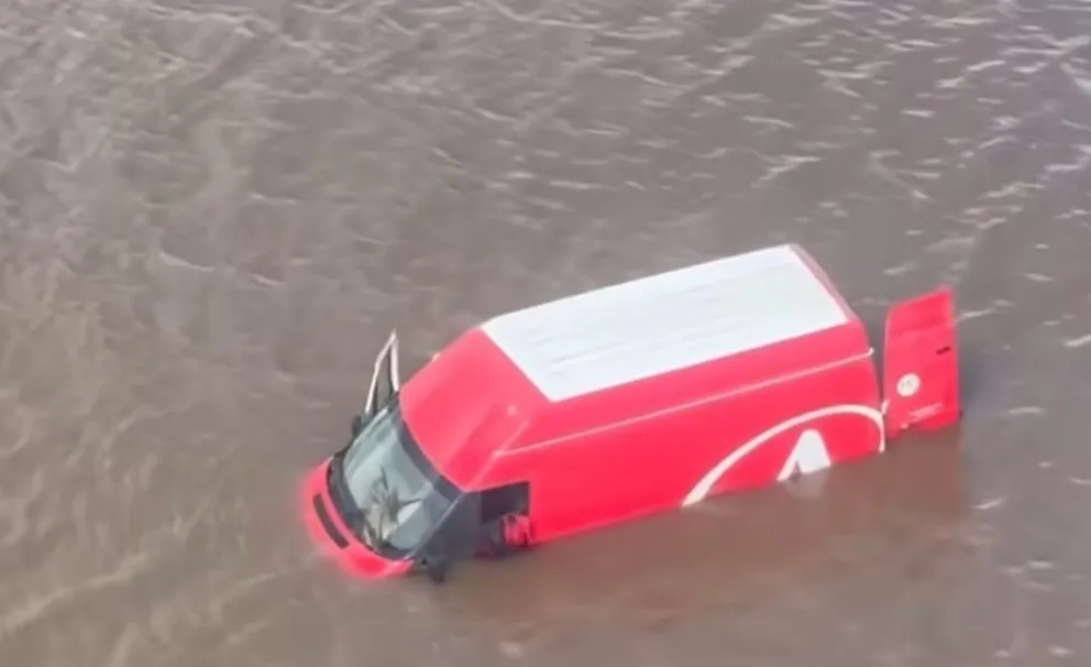 Combi donde se vio a las hermanas Hecker tapado por el agua, en Bahía Blanca. 