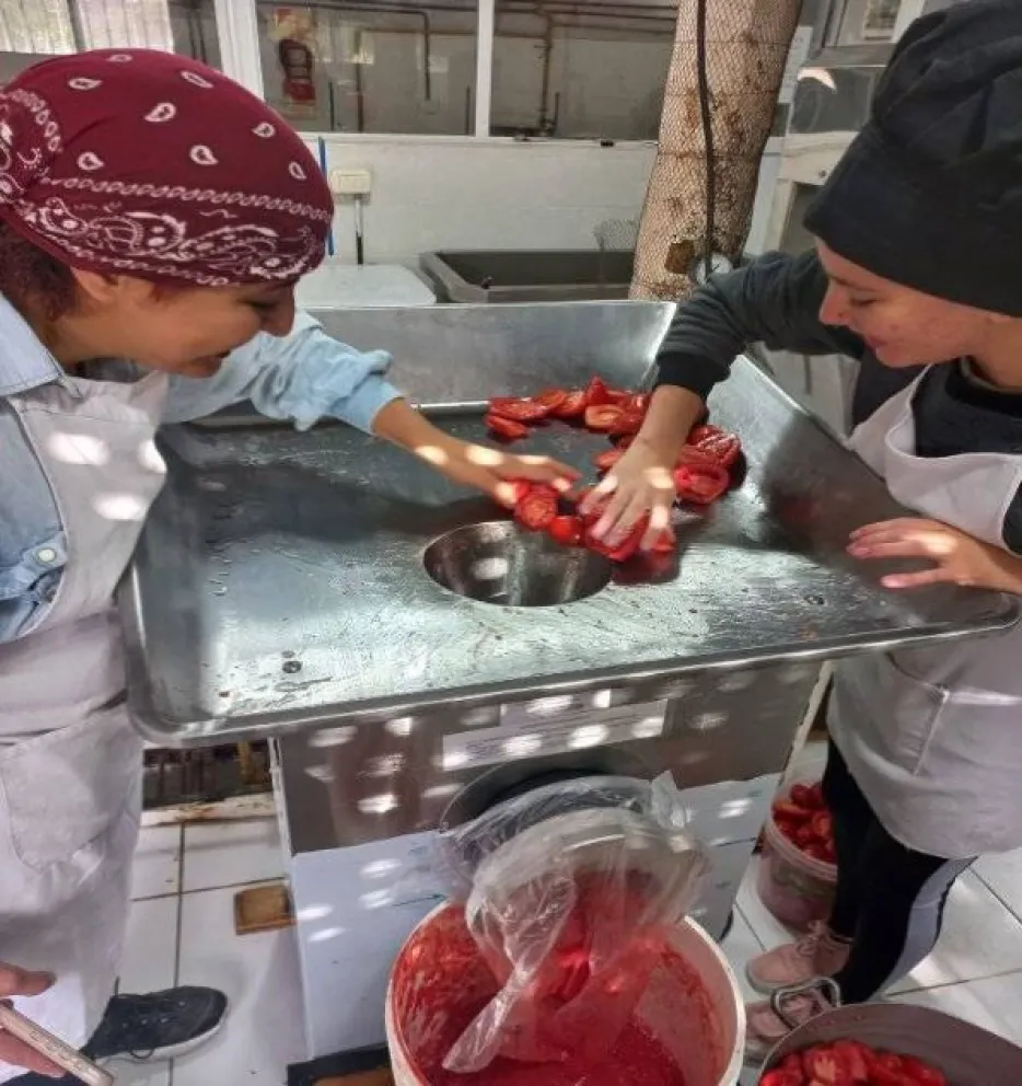 Manos mágicas para la producción de un millar de botellas.