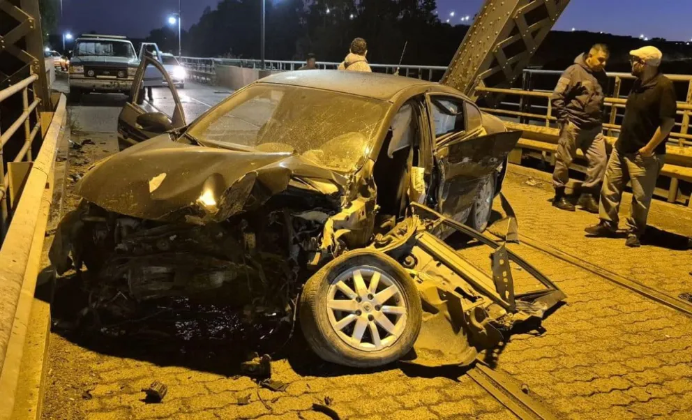 El vehículo chocó contra el guardrail izquierdo del puente (Foto: Power FM).