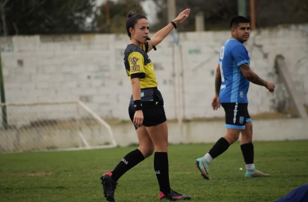 Gabriela Dorrego será la primera árbitra mujer en dirigir en la Liga Rionegrina. 