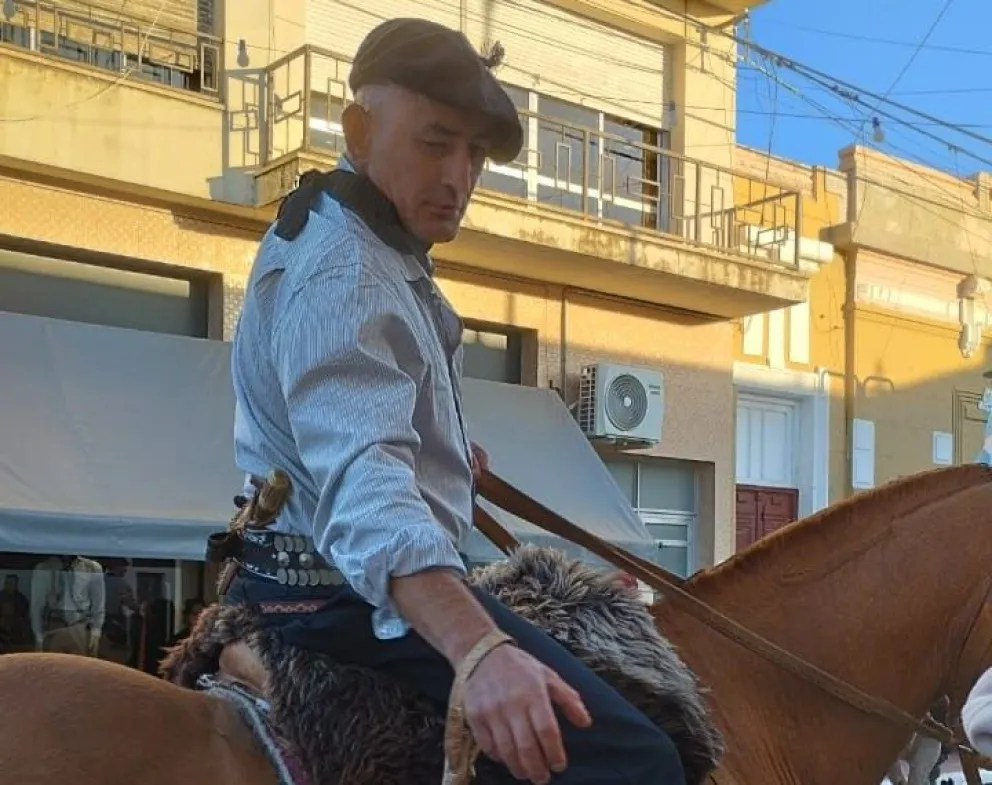 Gastón Anduelo en el desfile cívico militar de Carmen de Patagones. 