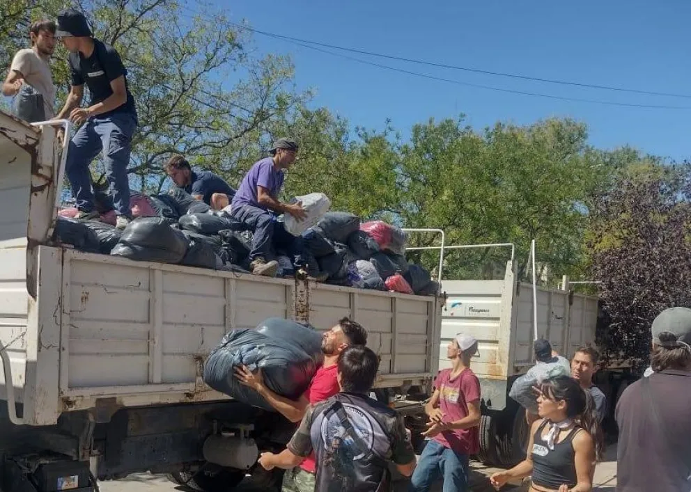 Camión que fue desde Patagones y hacia Bahía Blanca para las víctimas del temporal. 