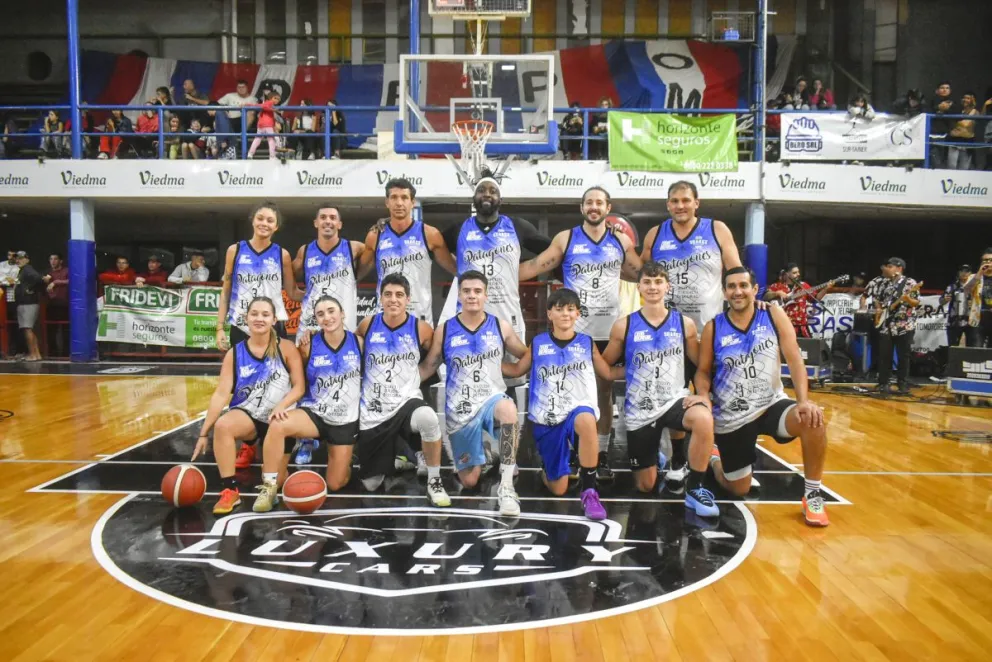 Equipo de Patagones, ganador del partido, en el Juego de las Estrellas solidario. Fotos Vanesa Schwemmler para NoticiasNet. 