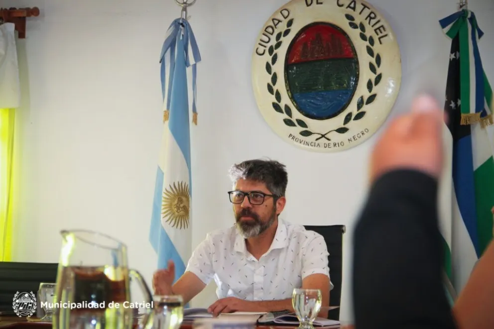Alberto Araiudo amenazó con un arma a la intendenta de Catriel. 