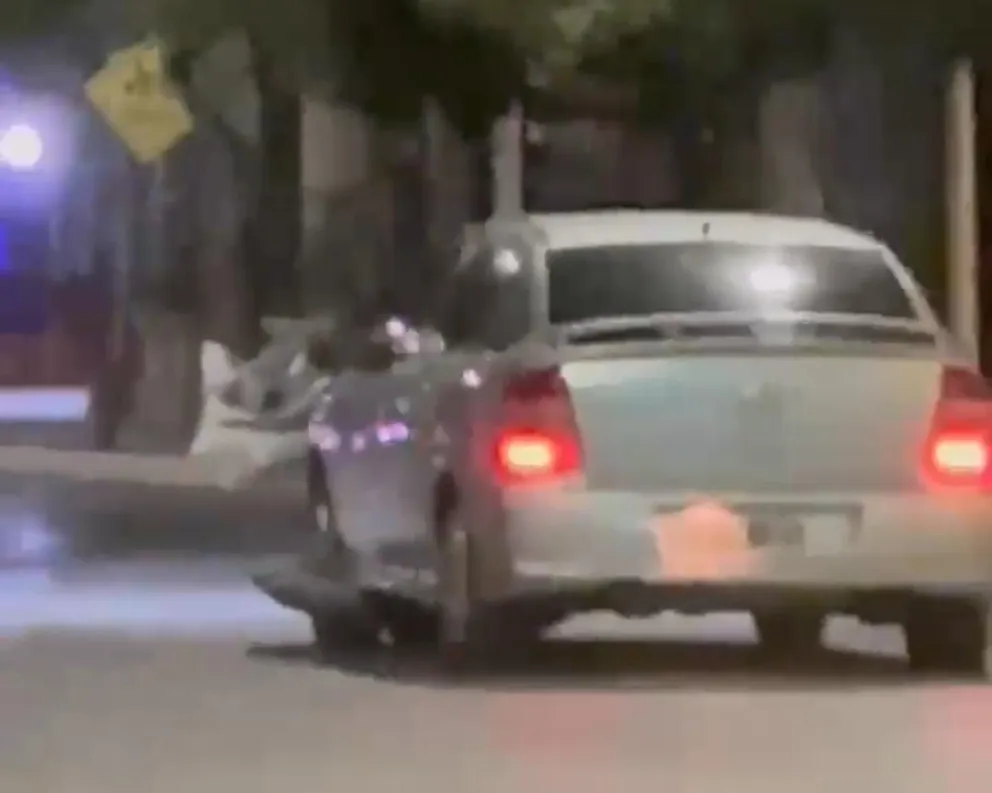 Auto buscado por la familia de un joven embestido, en la avenida 25 de Mayo de Viedma. 