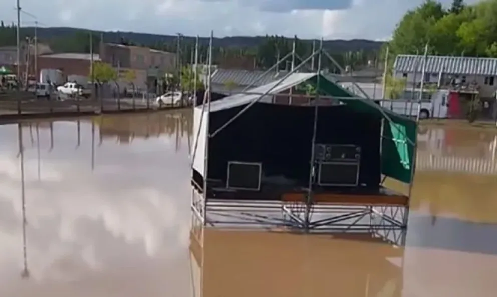 El agua se acumuló en distintas calles e ingresó a viviendas de vecinos de Godoy. (Fotos gentileza)