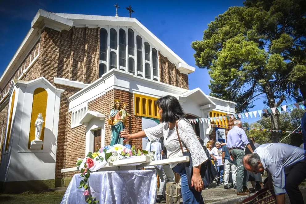Devoción por el santo viedmense en las instalaciones de Don Bosco. Fotos Vanesa Schwemmler para NoticiasNet.