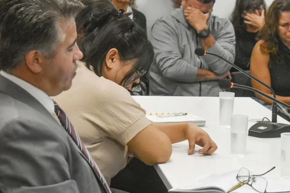 Merlo (izquierda) y su defendida. Foto archivo.