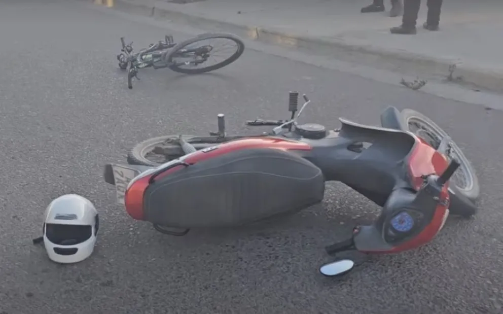 Choque entre una moto y una bicicleta en Patagones. 