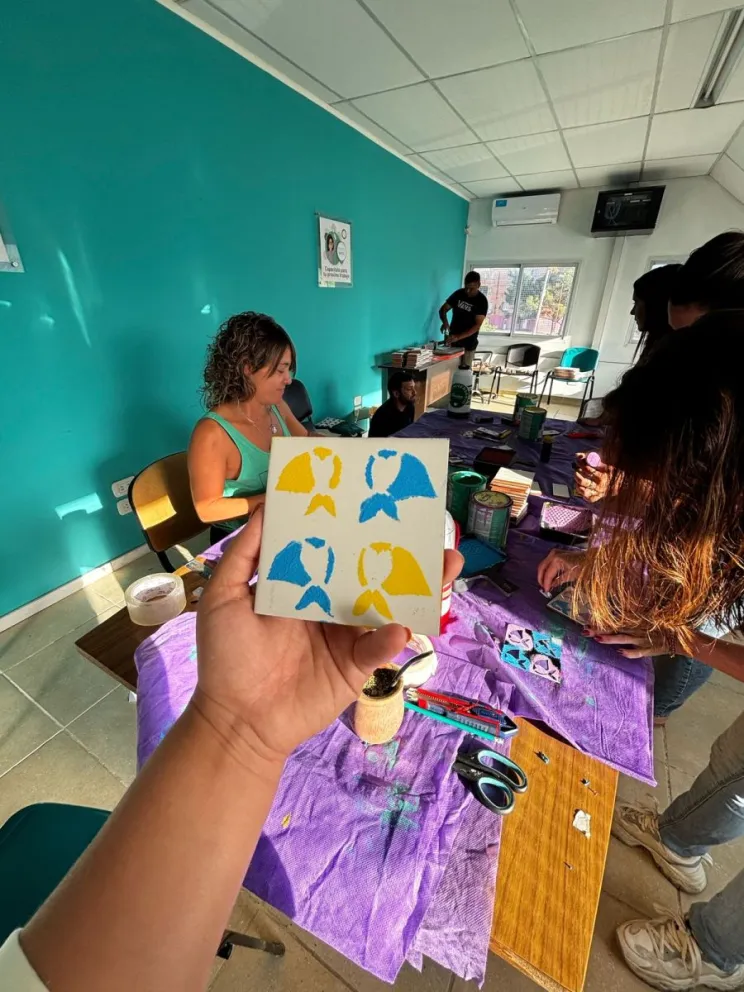 La idea es entregar los mosaicos a escuelas, clubes y diversas instituciones.