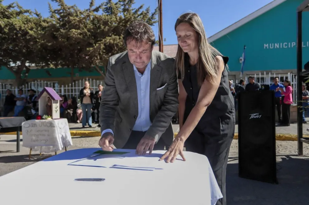 Están dadas las condiciones para el llamado a licitación.   Actos, desfiles y homenajes a escritores locales. 